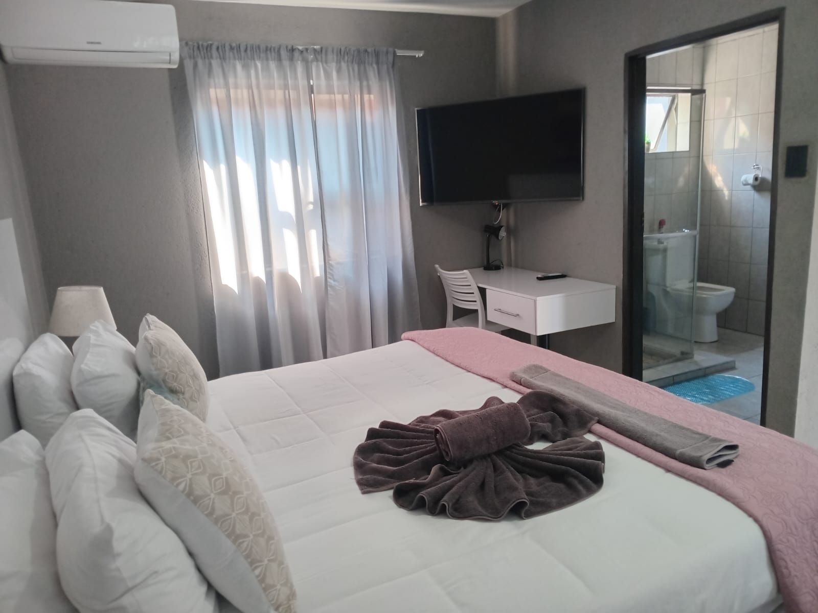 B&B bedroom — Tsonga Luxury Apartments